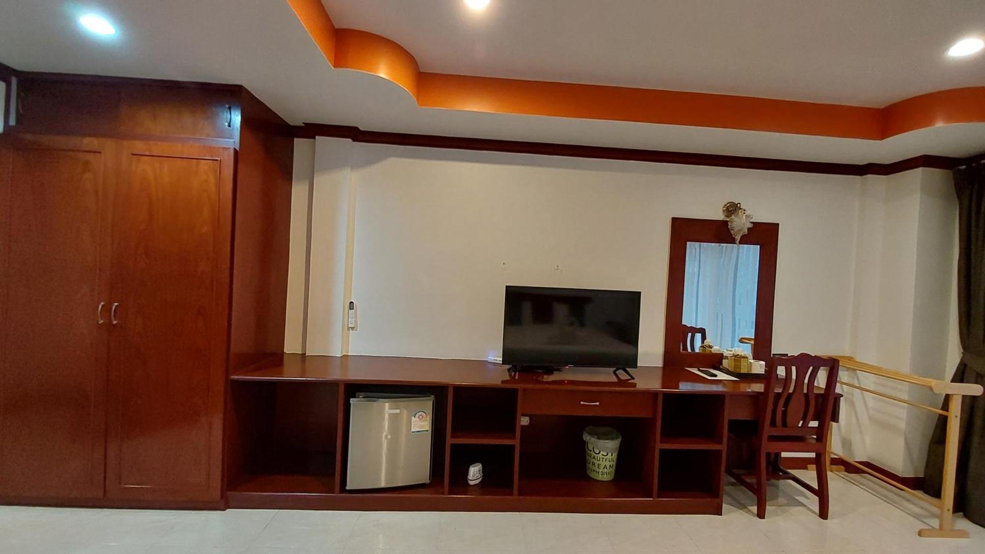 Benetti House Hostel Patong Buitenkant foto