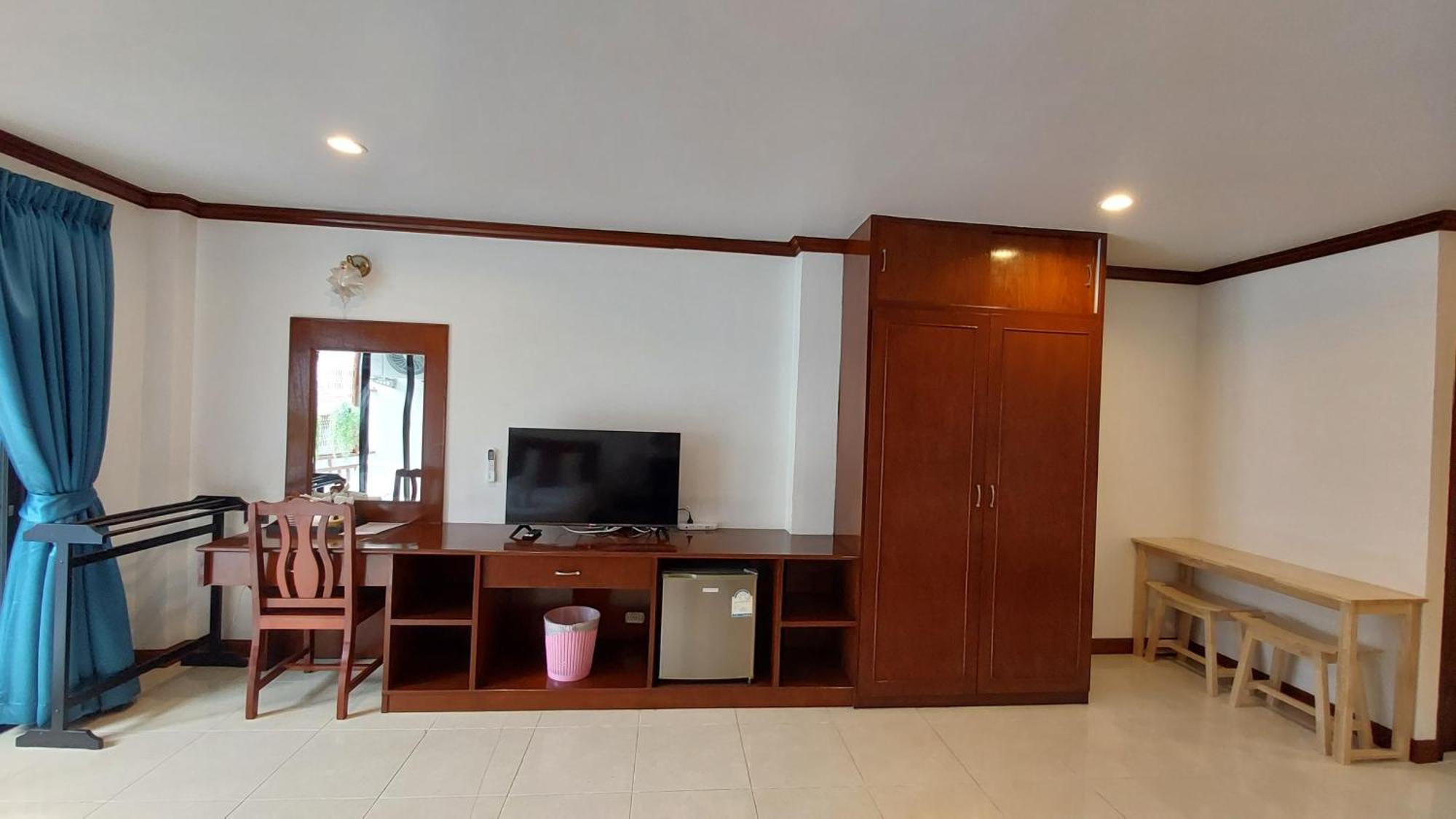 Benetti House Hostel Patong Buitenkant foto