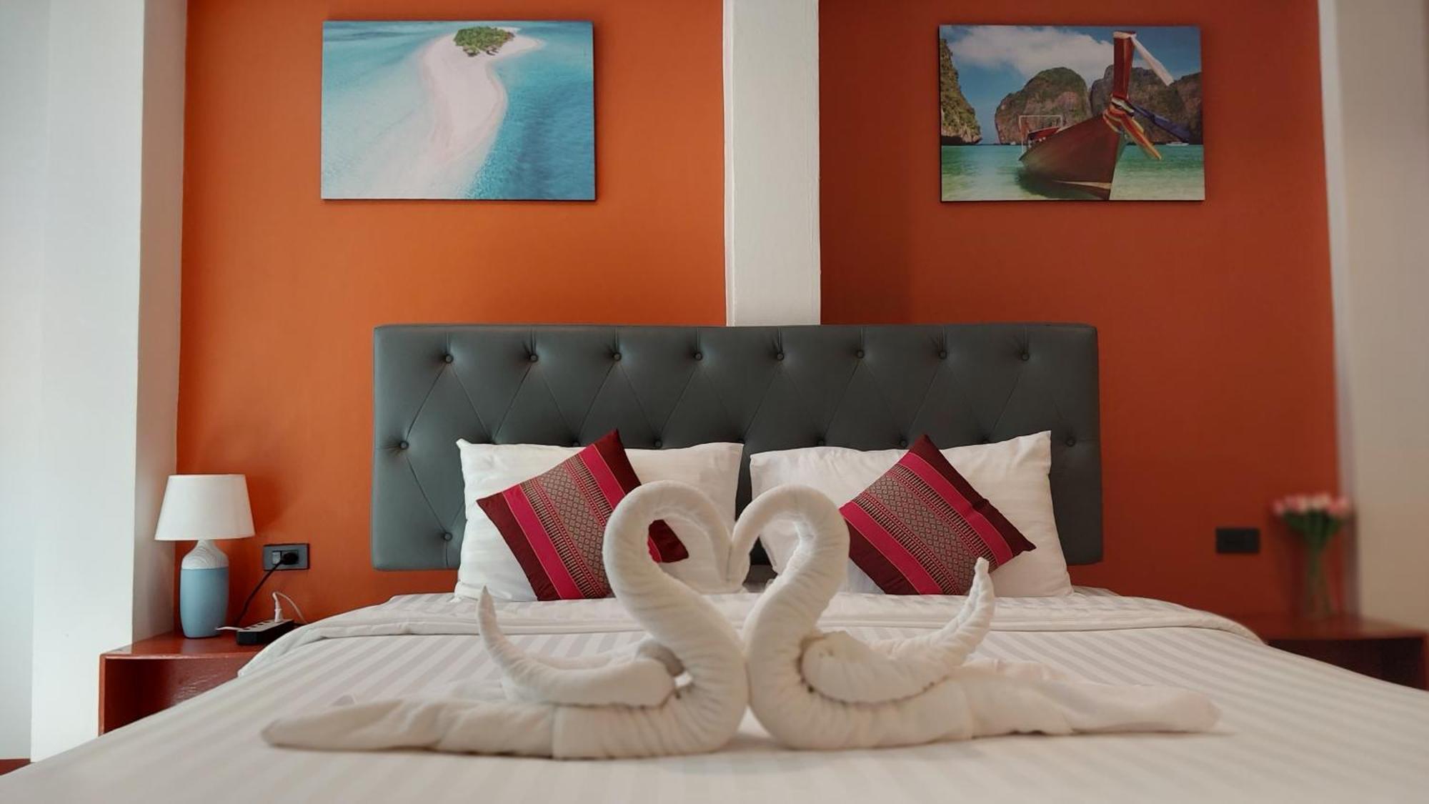Benetti House Hostel Patong Buitenkant foto